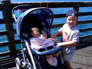 09/09/06 Zach gives Brylie kisses at the pier