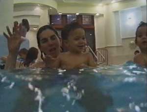 Baby swimming lesson starts: we say hello, make bubbles and sing