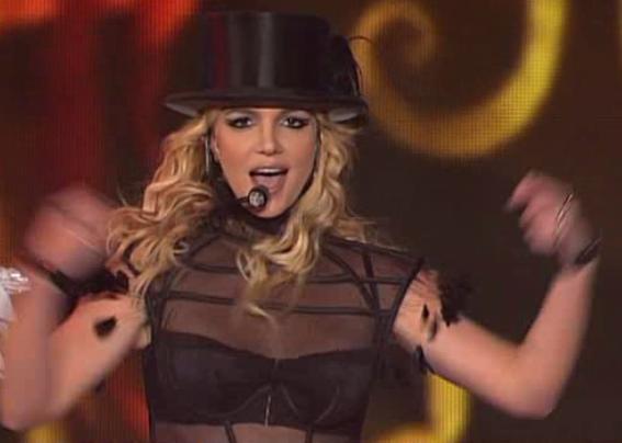 BRITNEY SPEARS LIVE AT BAMBI AWARDS - WOMANIZER