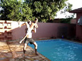 Eu jogando meu sobrinho na piscina/ Rafael n I