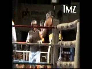 Shaq Fights Down at Oscar de la Hoya's Level