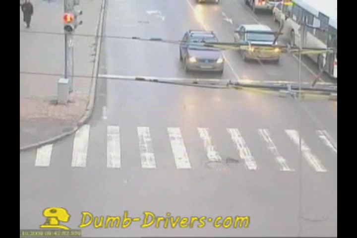 Crazy Video Of Bus Driver Crashing Through Traffic