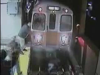 Mujer borracha cae a las vias del metro HQ