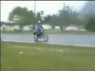 Imbecille in bici sbatte contro un palo