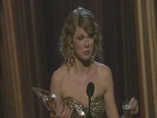 Taylor Swift Wins Entertainer Of The Year  CMA Awards 2009