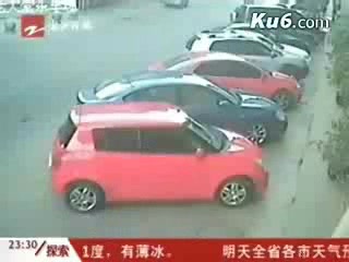 Chinese Man Throws Bicycle at Thieves on Scooter!