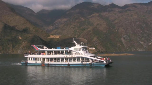 Excursions on the Yangtze River