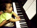 baby playin d piano