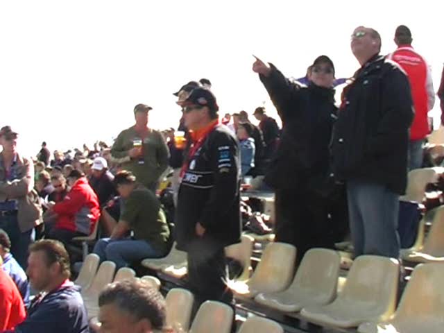 V8 Supercars - Awesome Drag Burnout - Hamilton 400